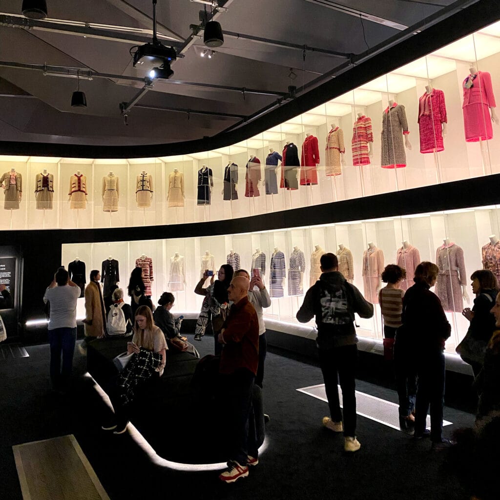 Avantelier art adventure :  Chanel Fashion Manifesto